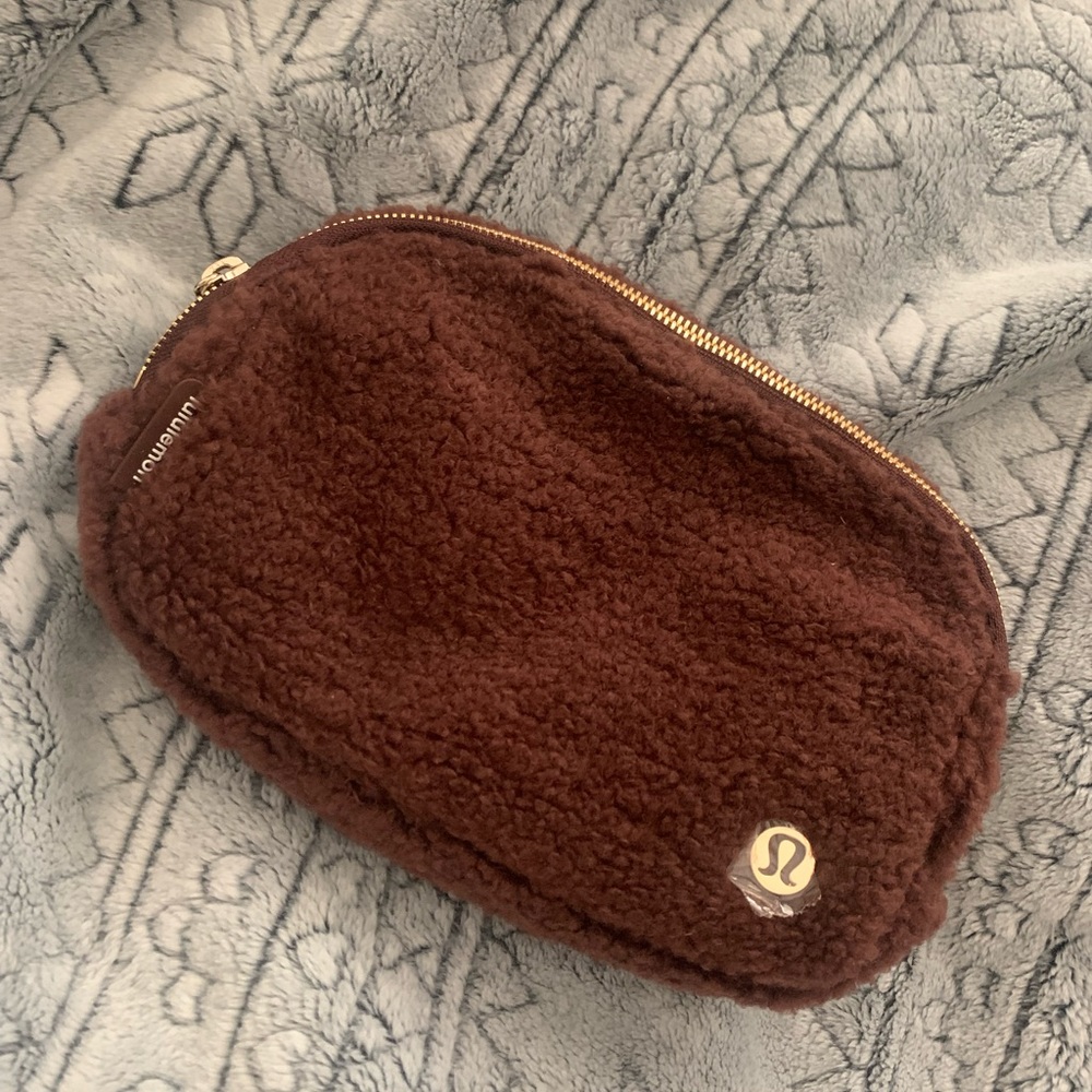 NWT Lululemon Everywhere sherpa cross body bag in brown